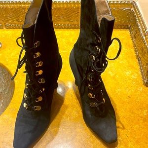 ST JOHN black lace up boot 8.5
